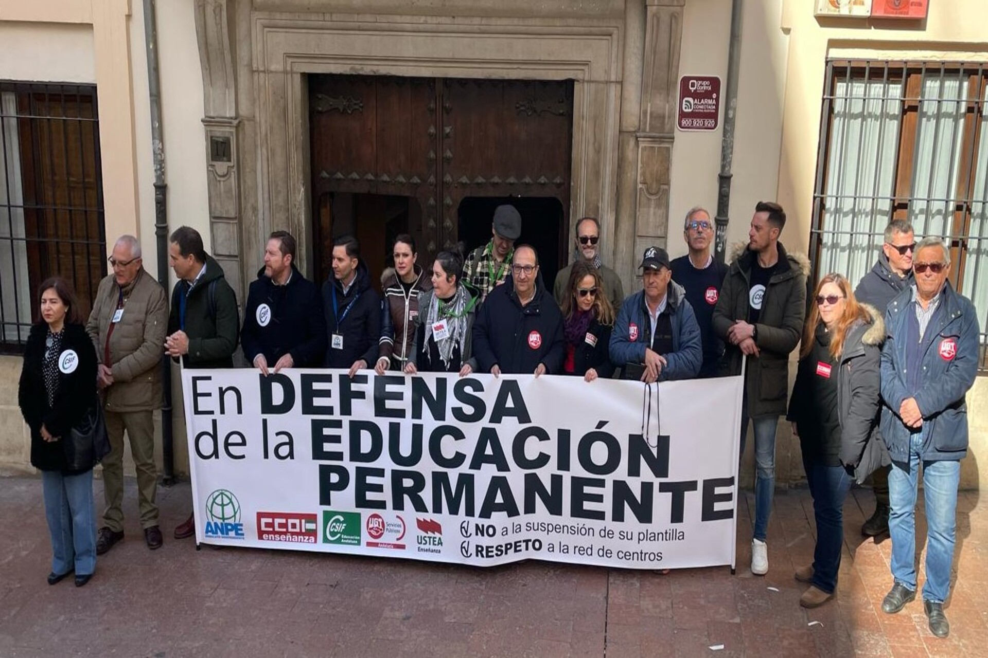 Los sindicatos de la Mesa Sectorial de Educación se concentran ante el Consejo Escolar de Andalucía, en Granada, en señal de rechazo al Proyecto de Decreto que modificará las plantillas de los Centros de Educación Permanente en Andalucía