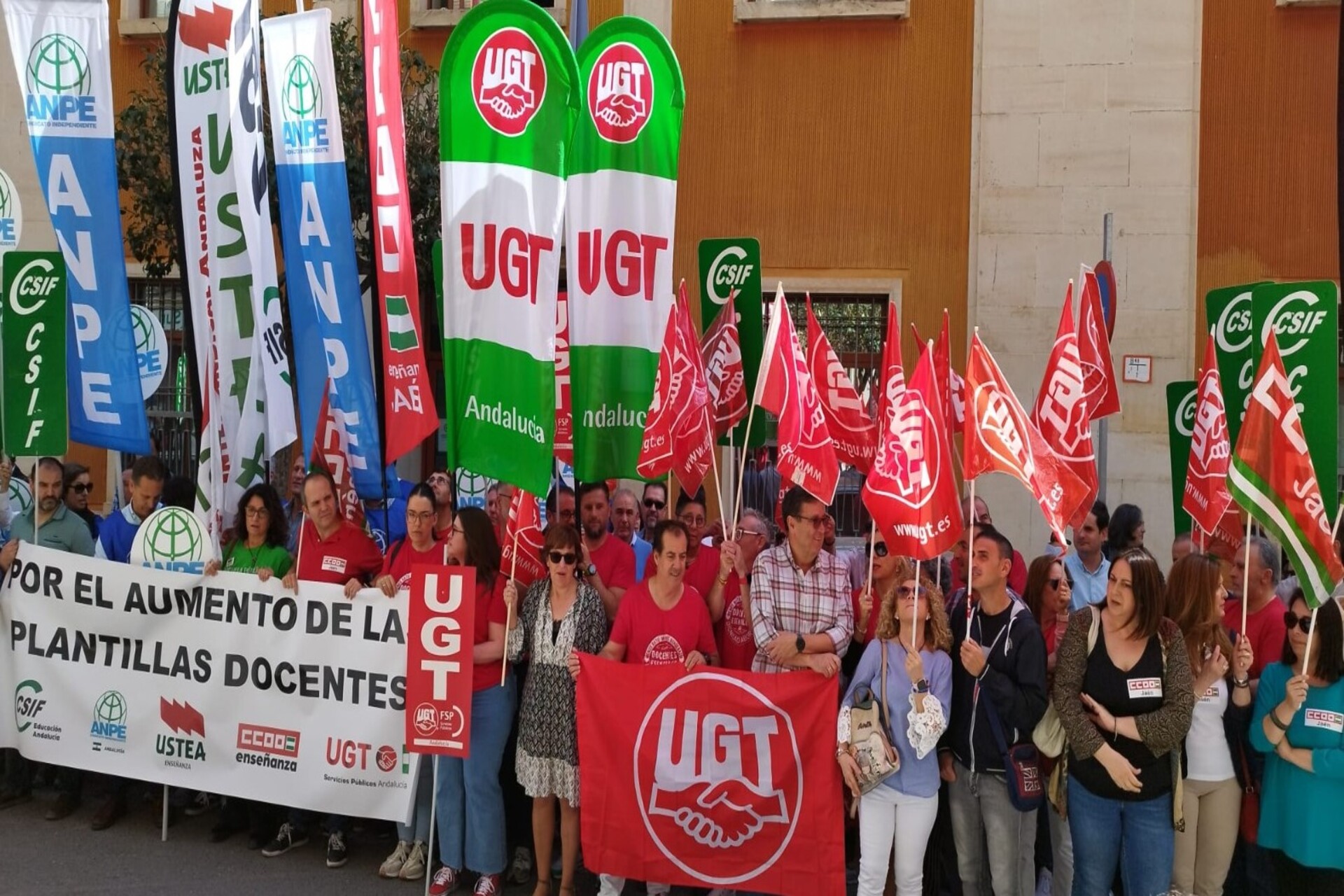 UGT se concentra para exigir a la Administración que retome el diálogo para incrementar las plantillas docentes en Andalucía